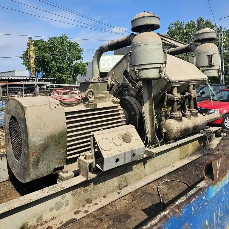 Motorul electric și compresorul, văzute dinspre motor