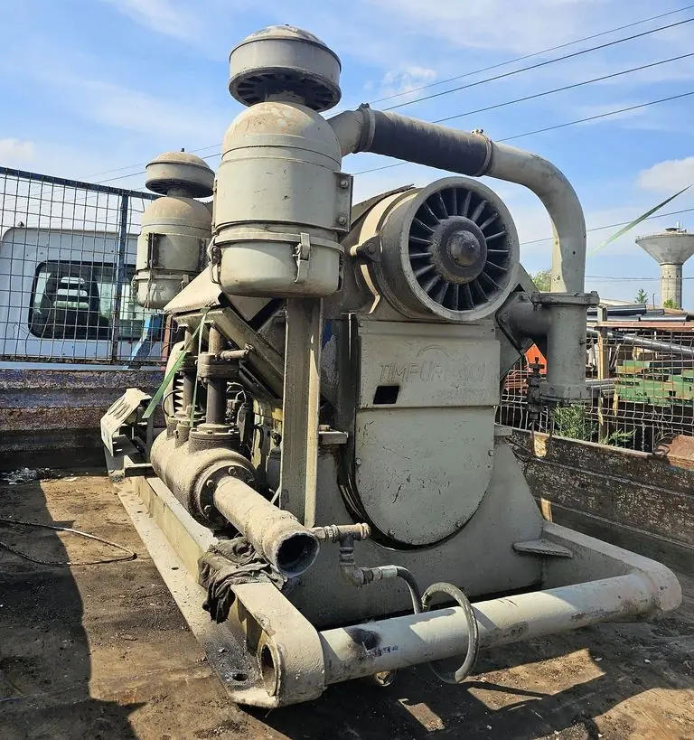 Compresorul Timpuri Noi văzut din față, cu filtrele de aer și ventilatorul de răcire