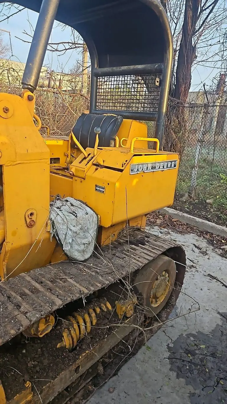 Emblema John Deere, scaunul și cadrul de protecție ale buldozerului pe șenile