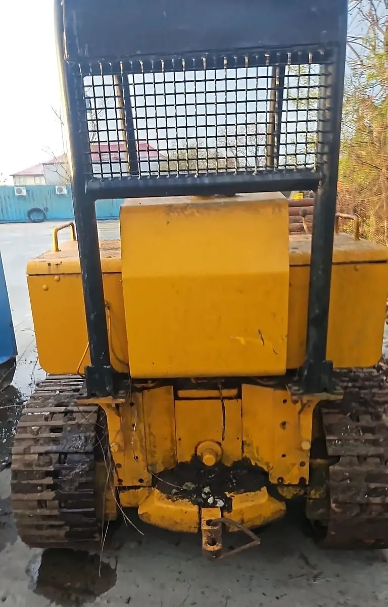 Buldozerul John Deere văzut din spate