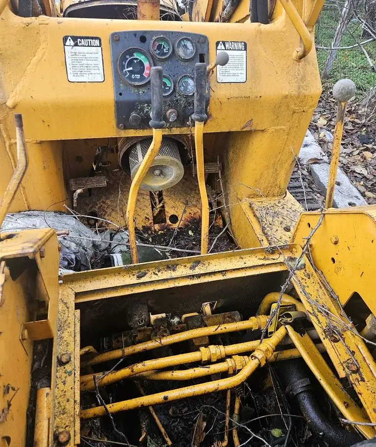Bordul cu turometru și indicatoare și manetele de comandă ale buldozerului John Deere