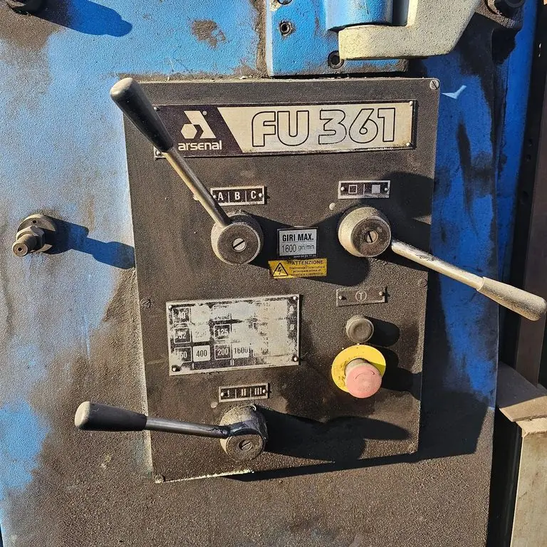 Panoul de comandă al frezei Arsenal FU 361, turație maximă 1600 rot/min
