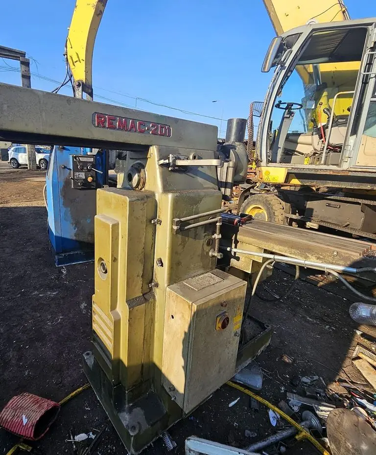 Freză universală REMAC 201, vedere din spate, cu dulapul electric