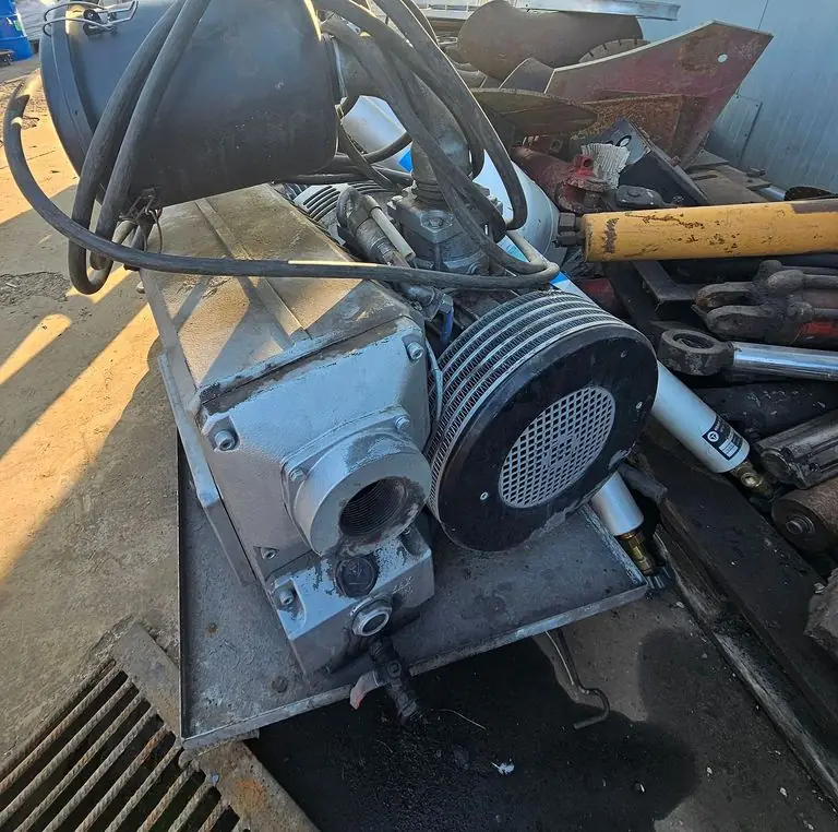 Pompa de vid Busch R 5 văzută din capătul opus motorului, cu filtrul de aer deasupra