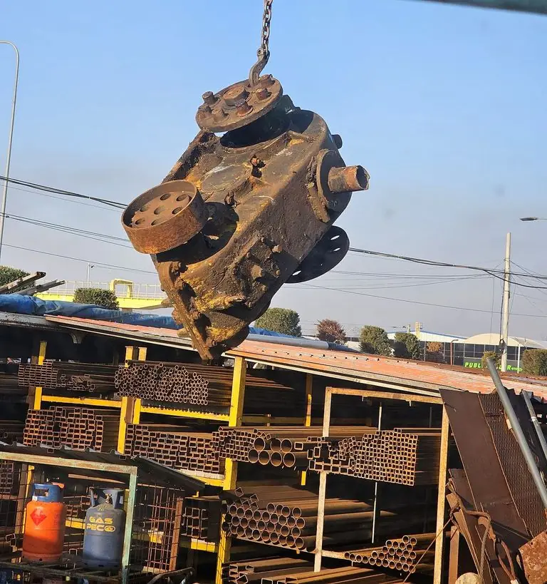 Reductor industrial 460 kg, vedere laterală, cu roata și arborele