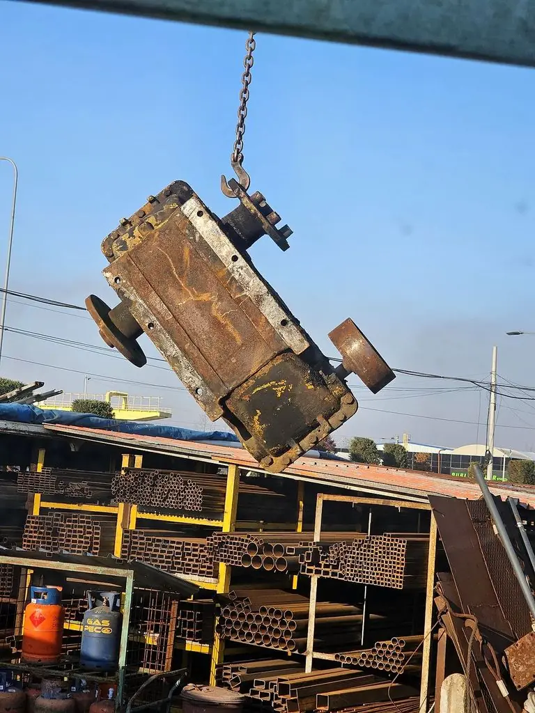 Reductor industrial 460 kg: talpa de fixare și cuplajele cu flanșă