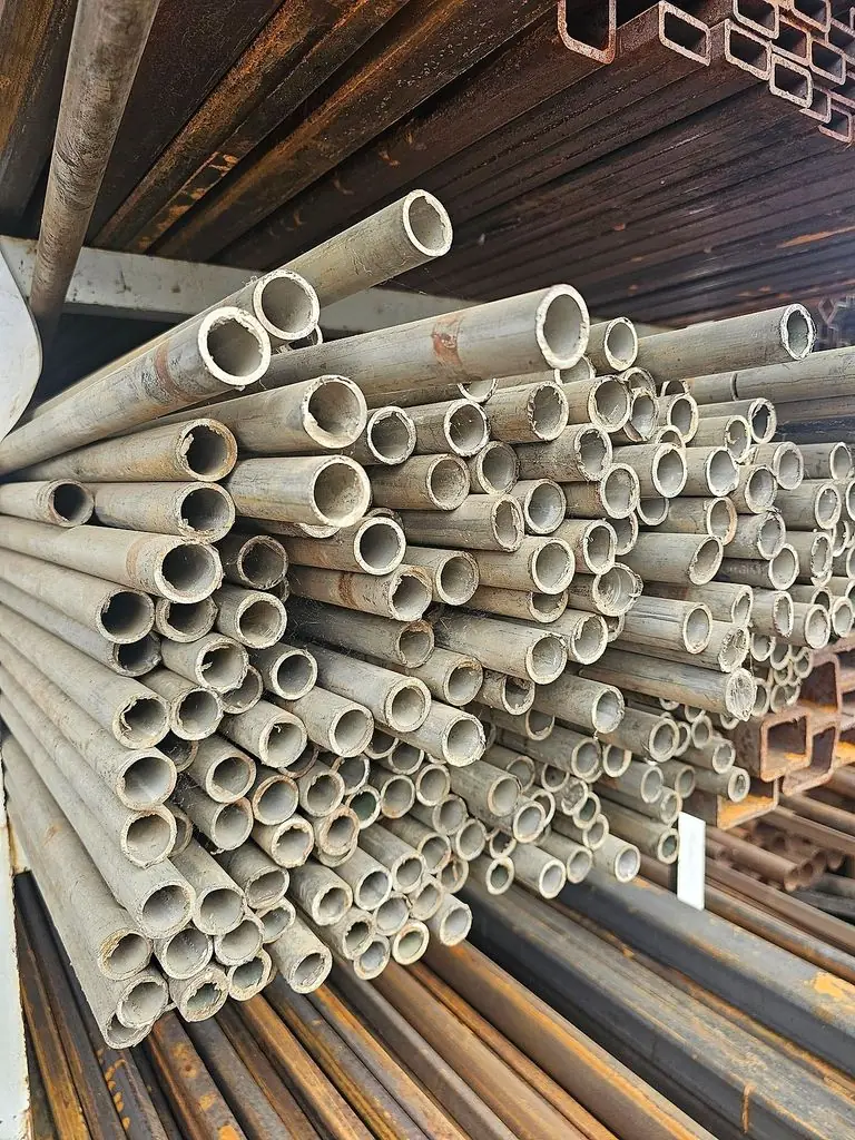 Țeavă de inox Ø25 x 2 mm, în lungimi de 2–6 m, pe raft la depozitul din Buzău