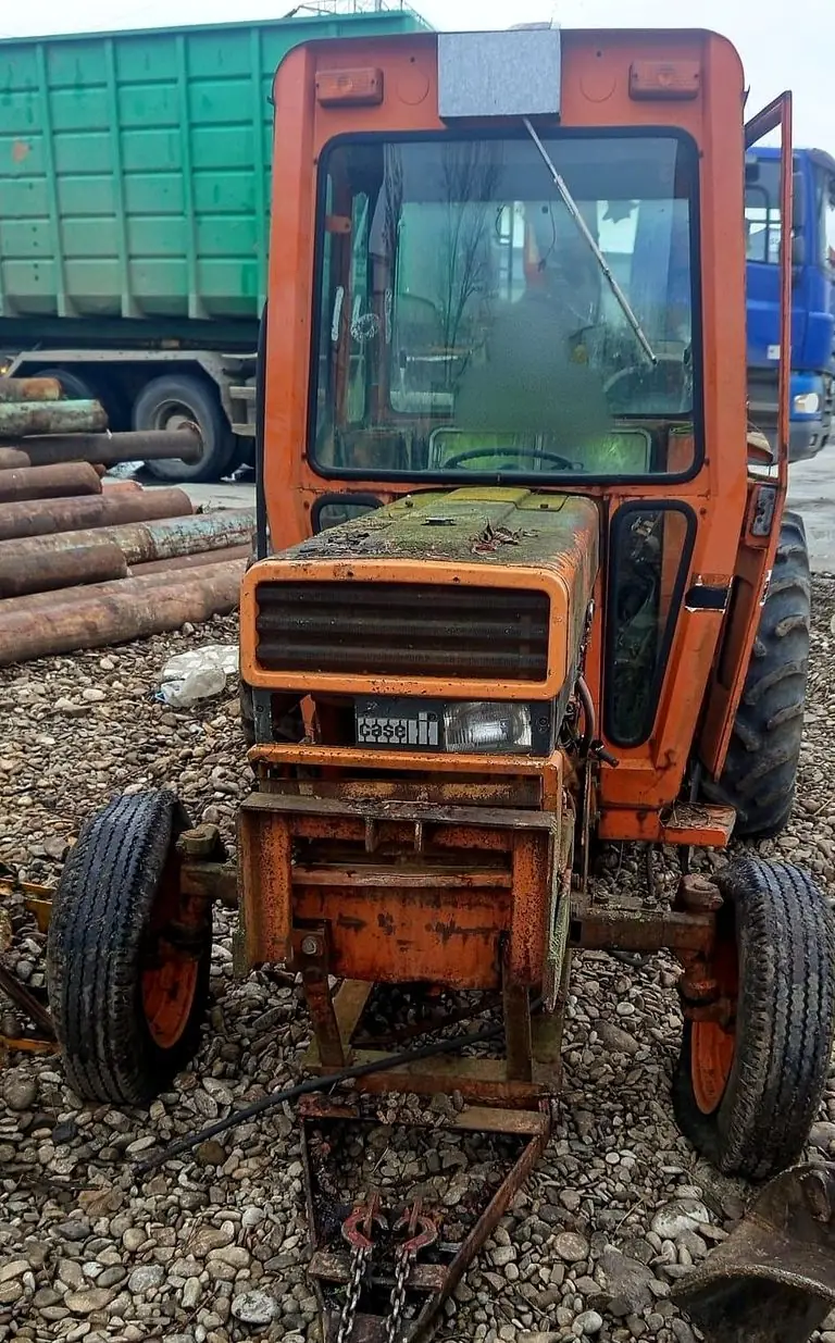 Tractorul Case IH 585 văzut din față, cu sigla Case IH pe mască