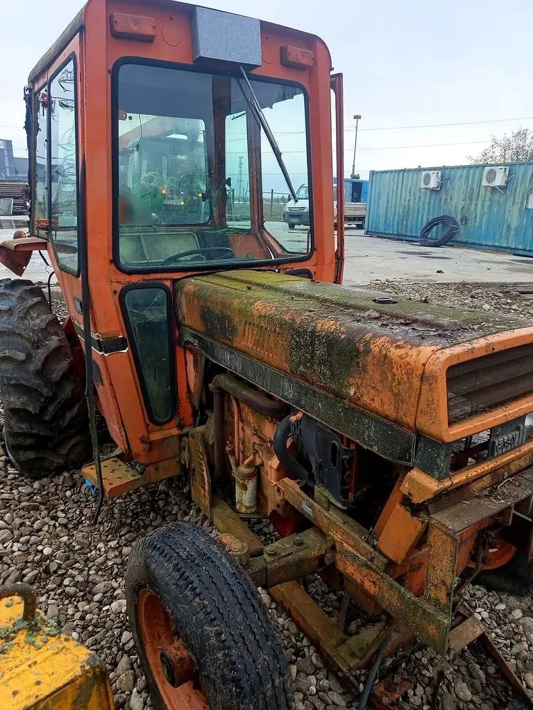Cabina, capota și motorul tractorului Case IH 585