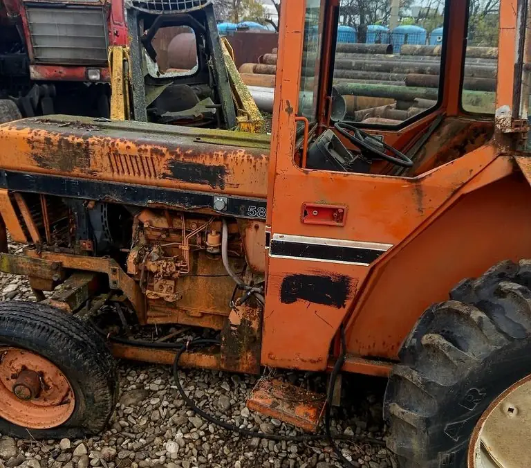 Motorul tractorului Case IH 585, văzut din lateral, lângă ușa cabinei