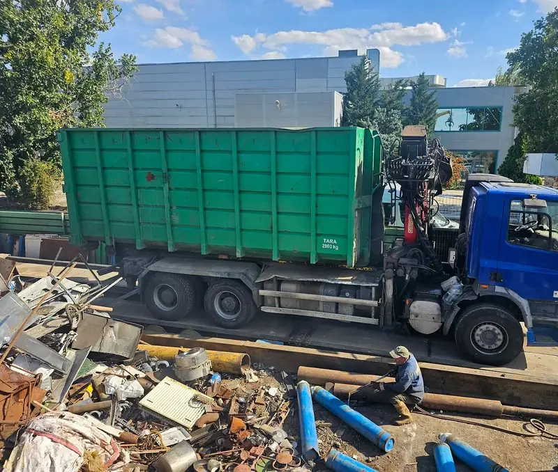 Camion cu macara și container pentru transportul deșeurilor metalice, PICANT GRUP Buzău