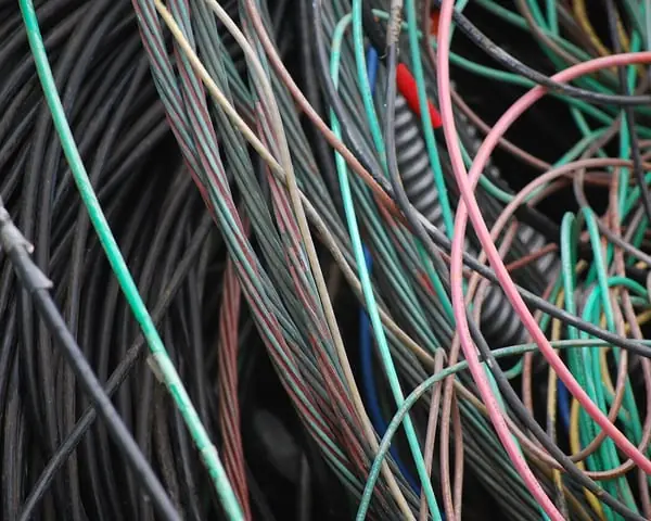 Cabluri electrice cu înveliș, strânse pentru reciclare